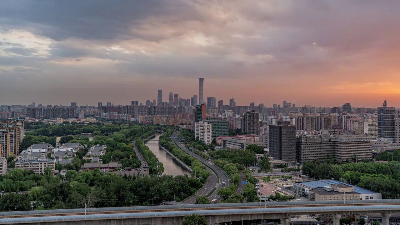 北京国贸CBD乌云与日出博弈，朝霞出东方视频素材