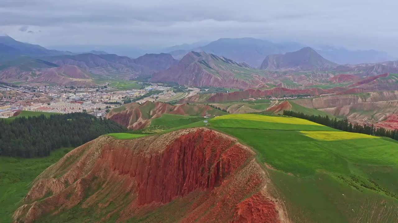 祁连卓尔山，祁连卓尔山景区的航拍，夏天的田园风光视频素材