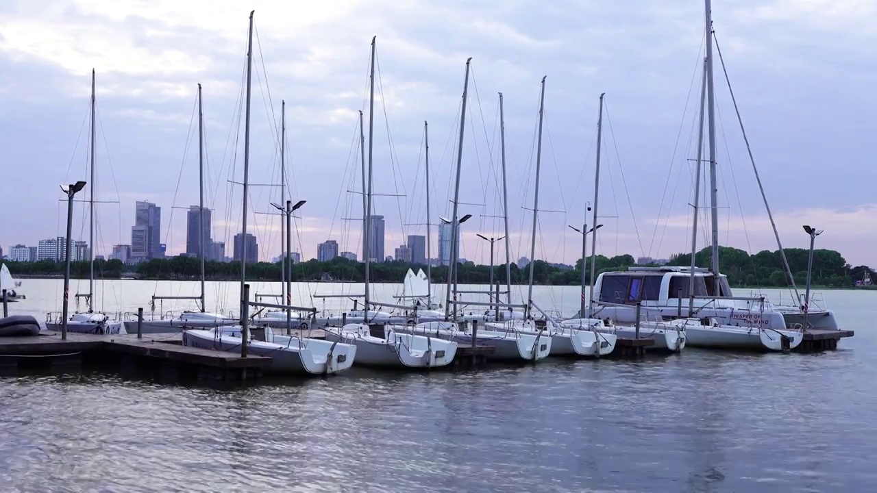 夏季南京玄武湖公园游艇帆船码头的风景视频素材