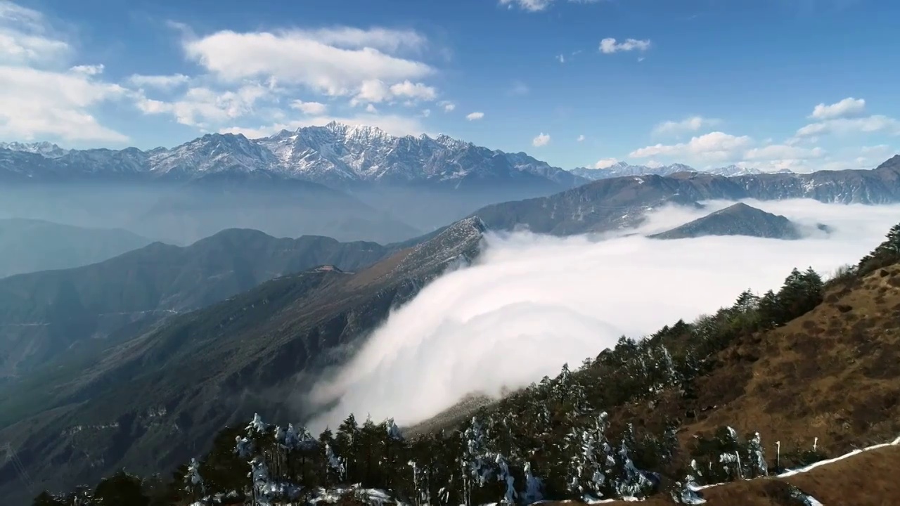 四川甘孜州牛背山华尖山航拍云海雪山贡嘎日出视频素材