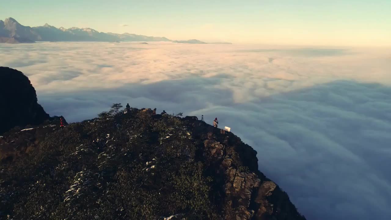 四川甘孜州牛背山华尖山航拍云海雪山贡嘎日出视频素材