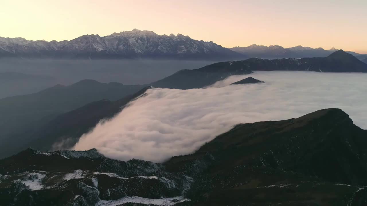 四川甘孜州牛背山华尖山航拍云海雪山贡嘎日出视频素材