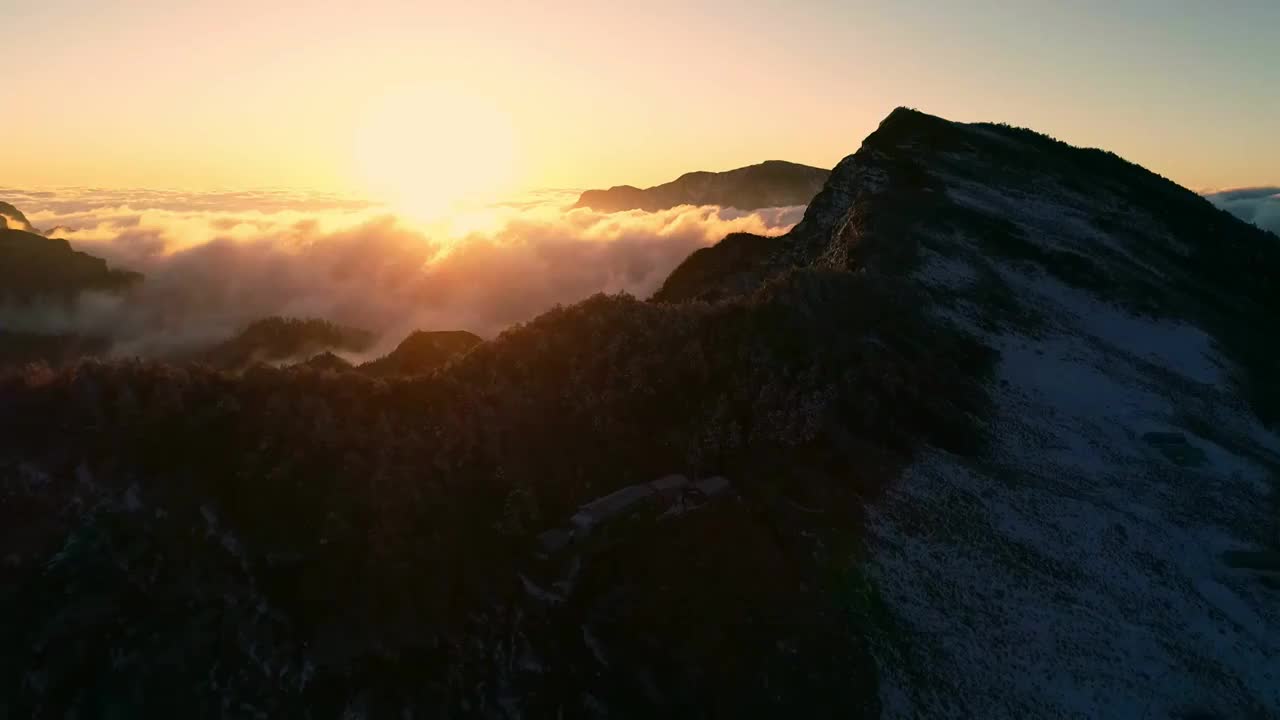 四川甘孜州牛背山华尖山航拍云海雪山贡嘎日出视频素材