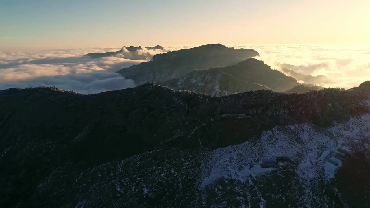 四川甘孜州牛背山华尖山航拍云海雪山贡嘎日出视频素材