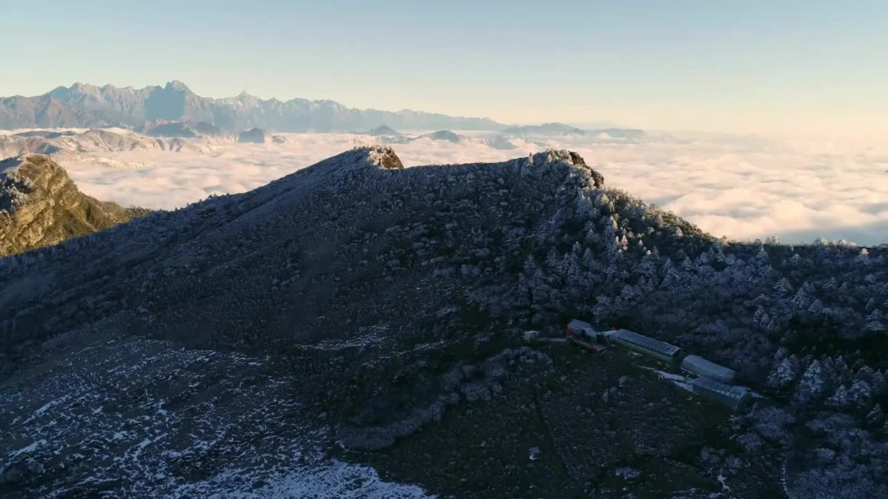 四川甘孜州牛背山华尖山航拍云海雪山贡嘎日出视频素材