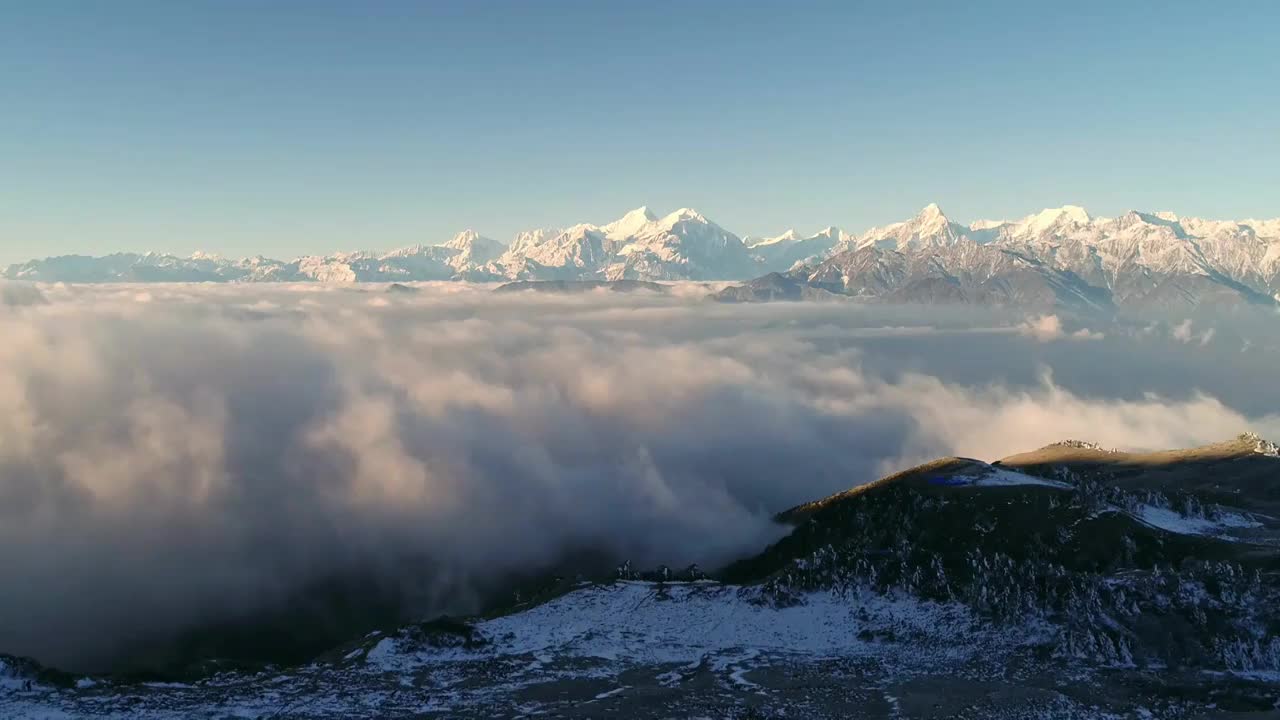 四川甘孜州牛背山华尖山航拍云海雪山贡嘎日出视频素材