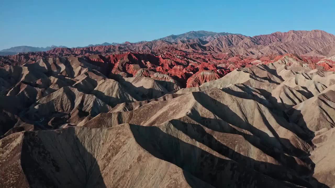 张掖七彩丹霞，航拍张掖七彩丹霞景区，彩色的地表视频素材