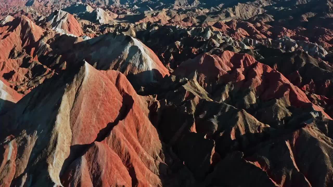 张掖七彩丹霞，航拍张掖七彩丹霞景区，彩色的地表视频素材