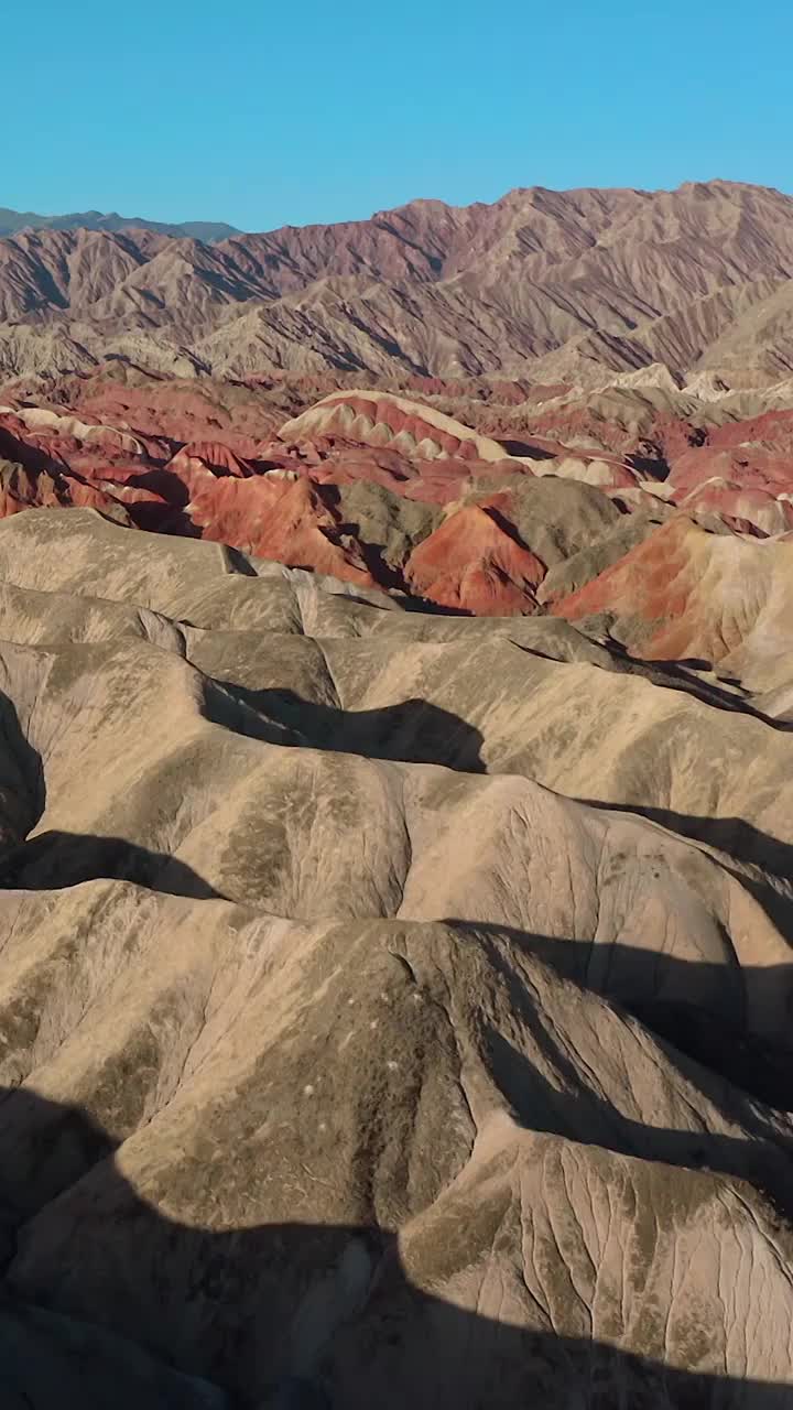 张掖七彩丹霞，航拍张掖七彩丹霞景区，彩色的地表视频素材