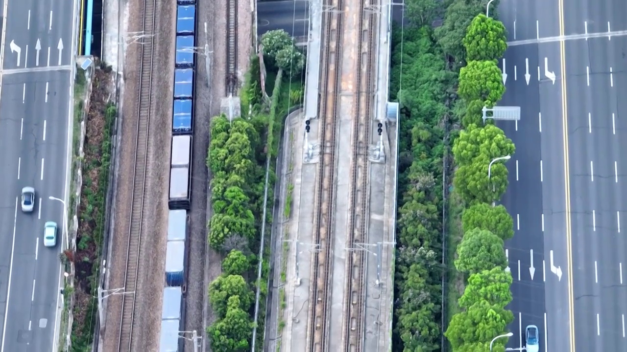 沪宁铁路线上无锡市火车站和谐号高铁出站画面视频素材