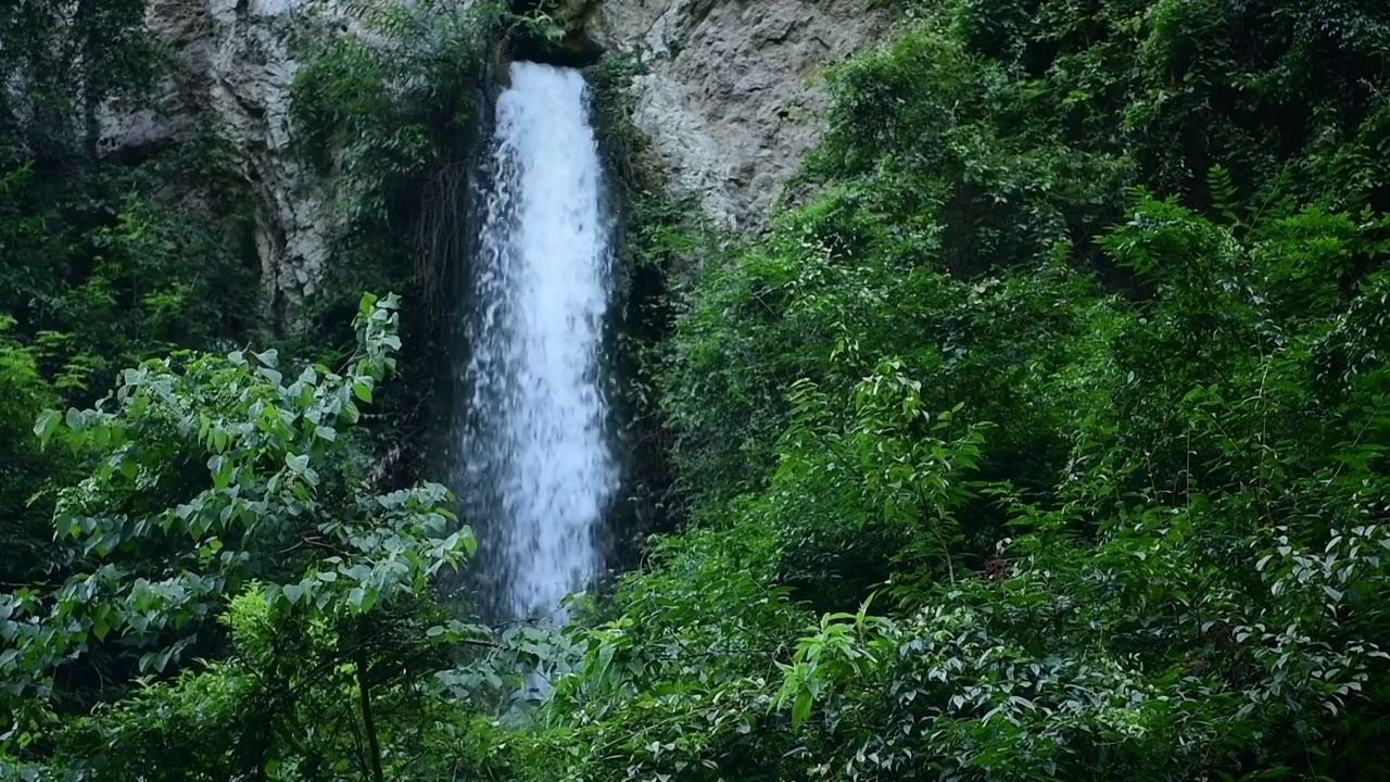 遵义艾田河瀑布升格拍摄视频素材