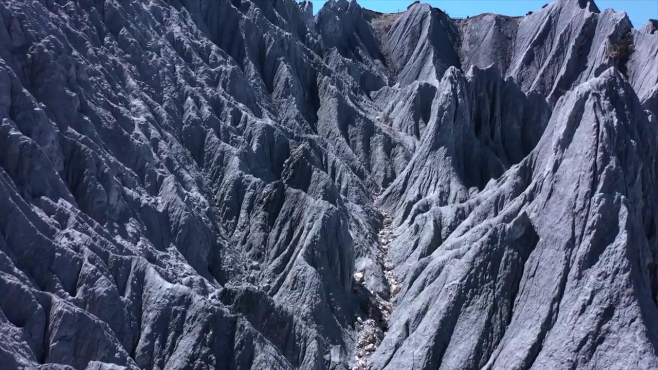 中国四川省甘孜州塔公草原石林地貌航拍视频下载