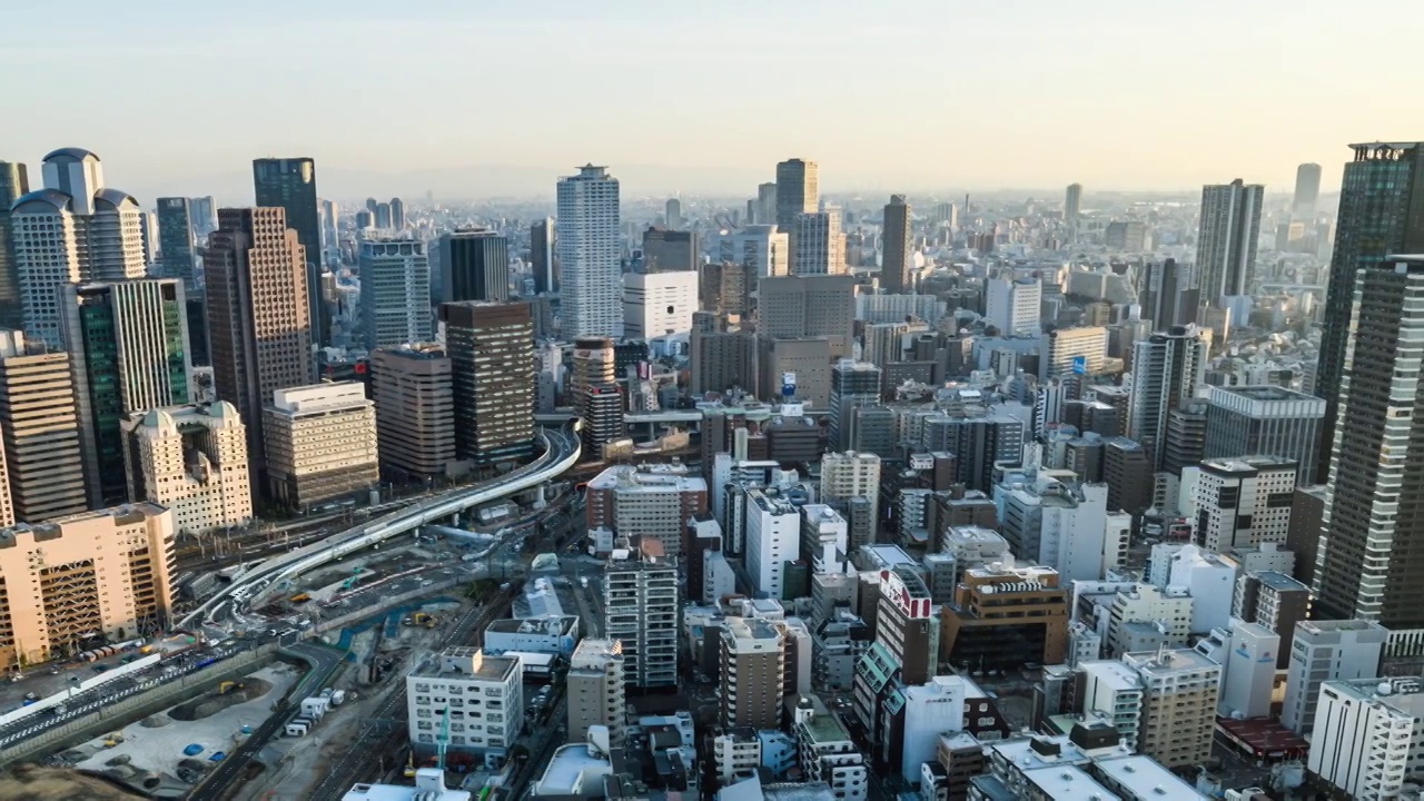 大阪，日本——2020年2月19日:梅田天空建筑天文台拍摄的大阪天际线延时照片。大阪以现代建筑、夜生活和丰盛的街头美食而闻名。视频素材