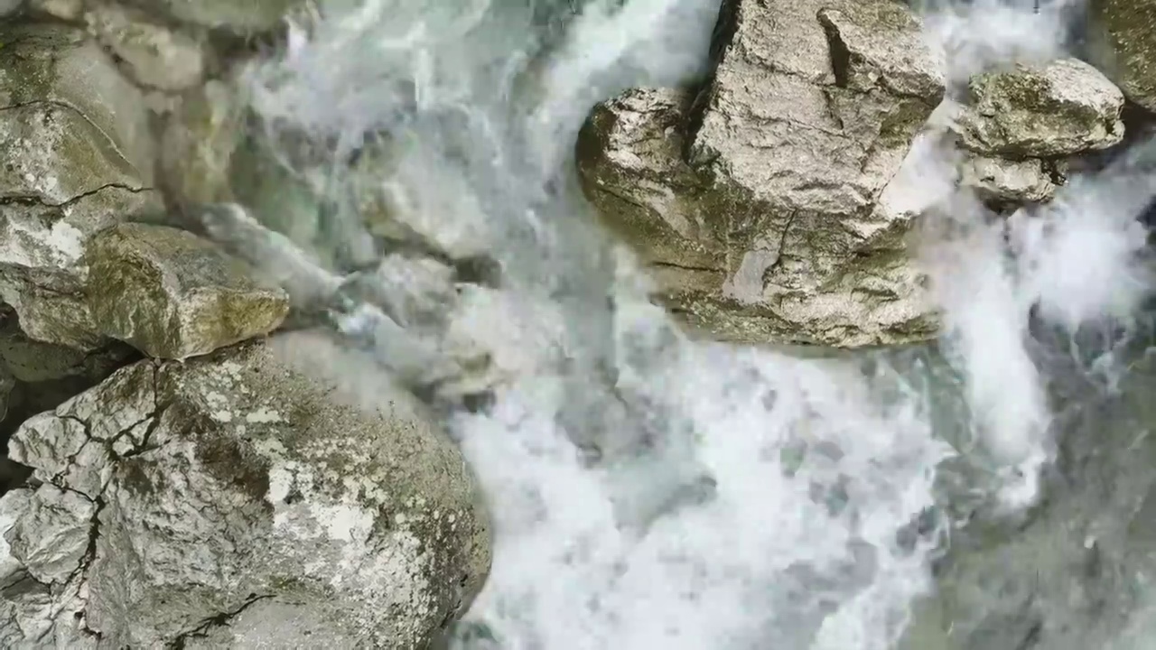 大山深处清澈溪流视频素材