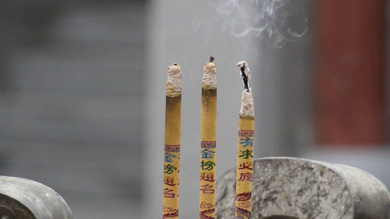 香炉烧香祈福香火鼎盛人间烟火香炉特写视频素材