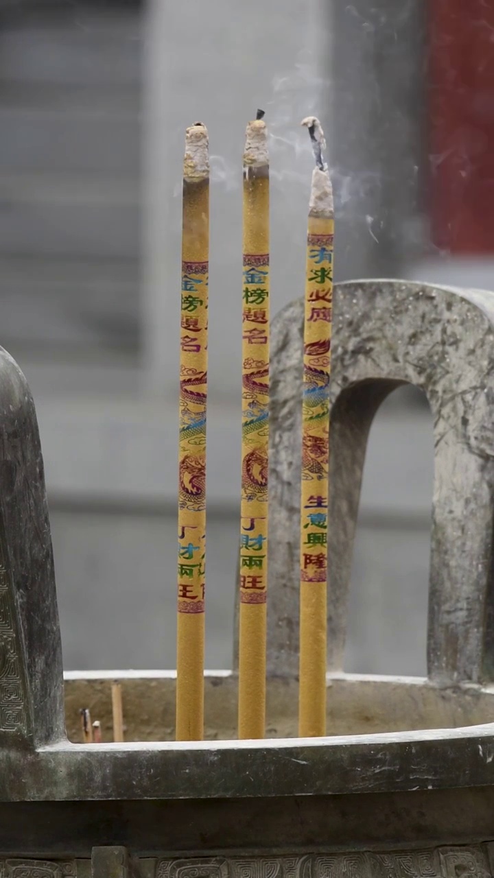 香炉烧香祈福香火鼎盛人间烟火香炉特写视频素材