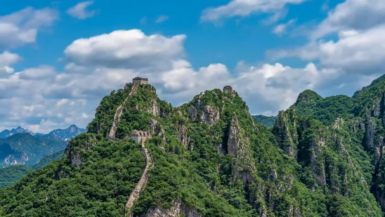 夏天箭扣长城蓝天白云延时（8K）视频素材