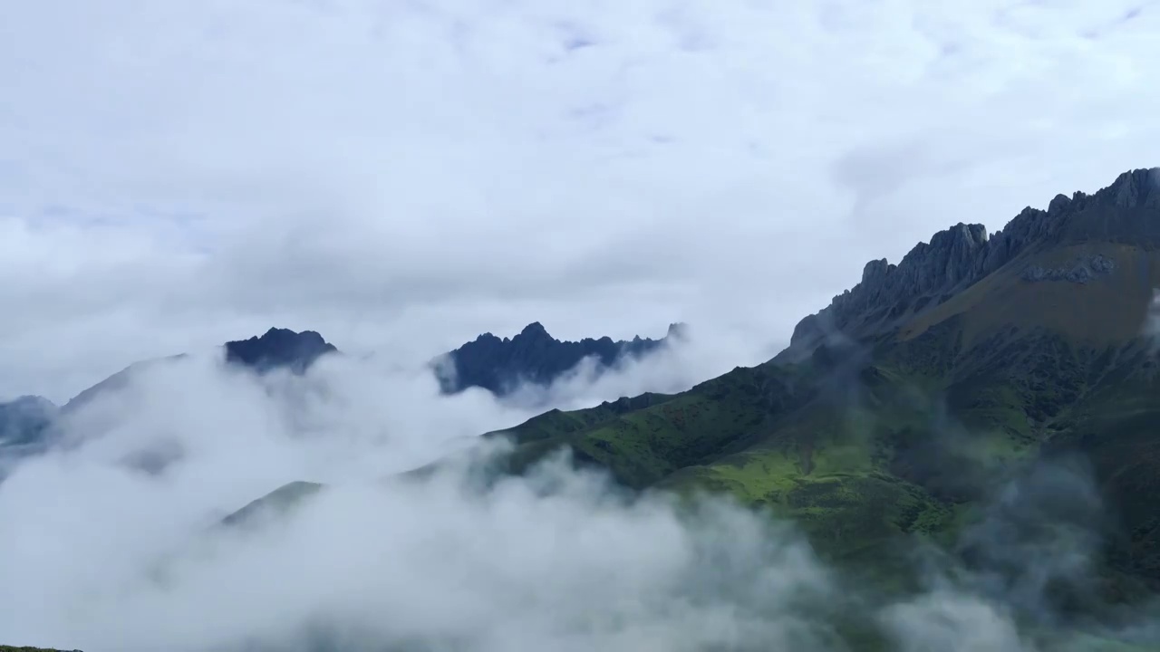 雪山云南白马雪山云雾延时摄影大雨来临视频下载