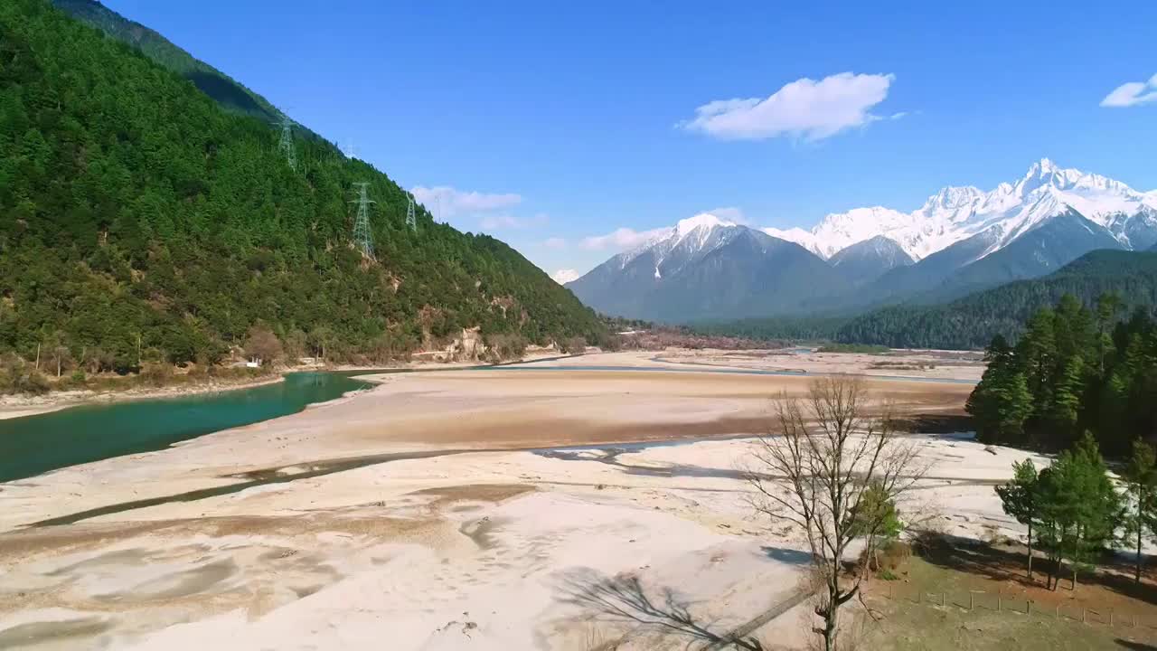 西藏波密古乡雪山下桃花盛开航拍视频素材