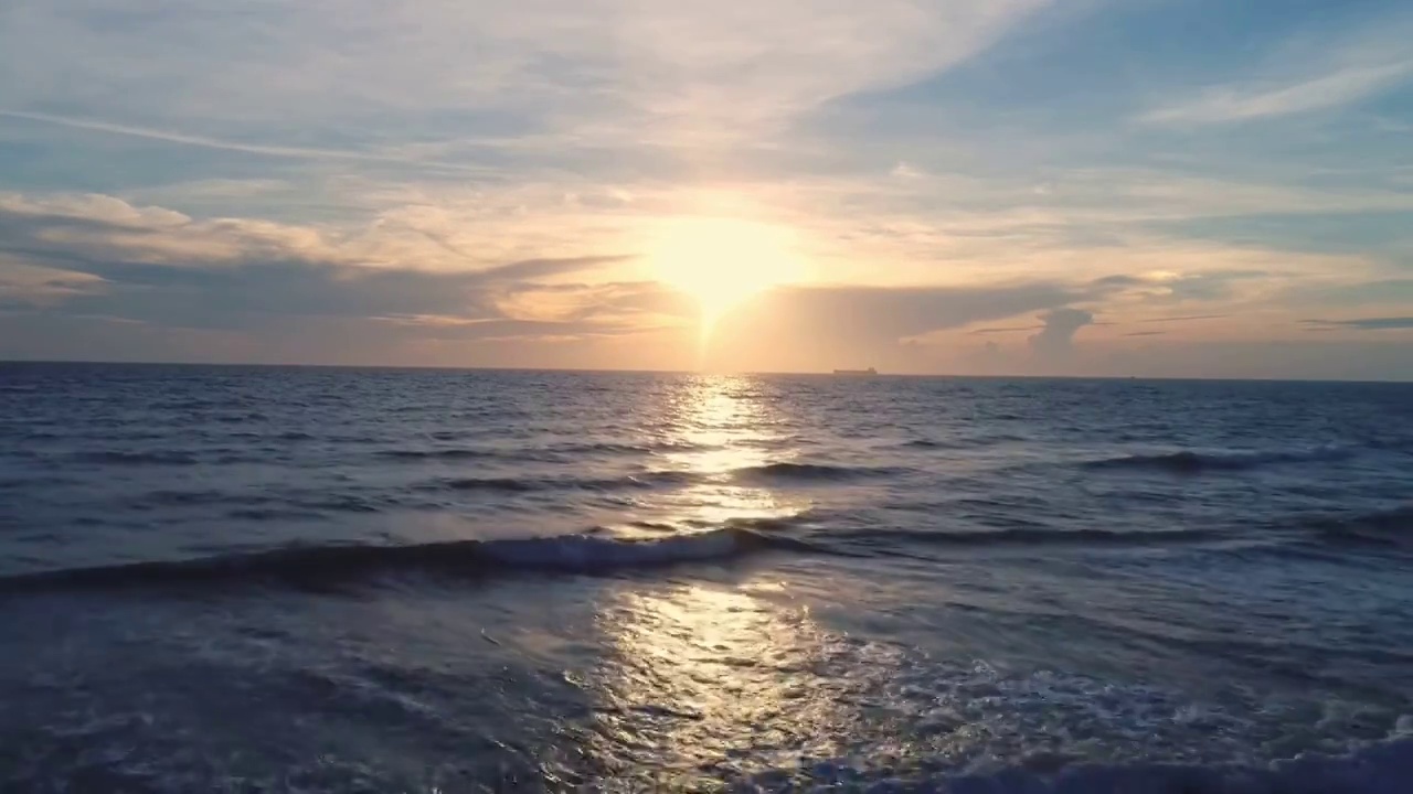 广西北海涠洲岛海边沙滩夕阳西下航拍视频素材