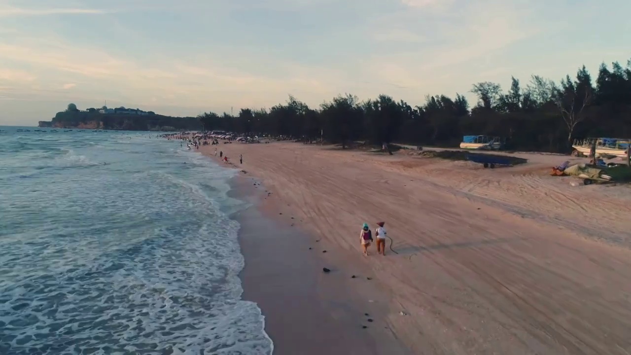 广西北海涠洲岛海边沙滩夕阳西下航拍视频素材