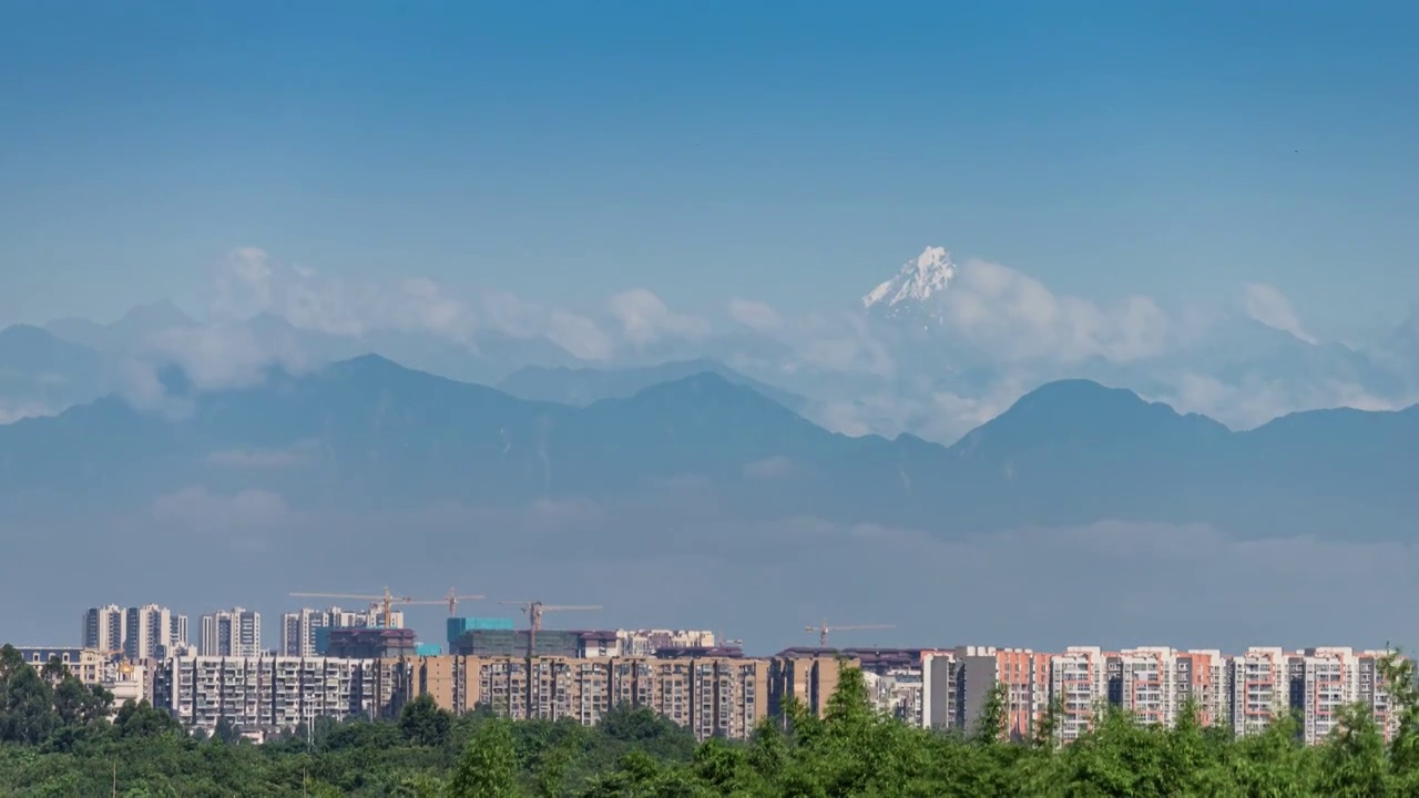 成都雪山下的城市风光延时视频素材