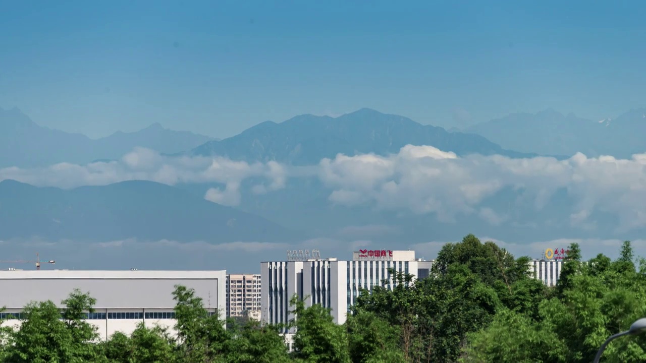 成都雪山下的城市风光延时视频素材