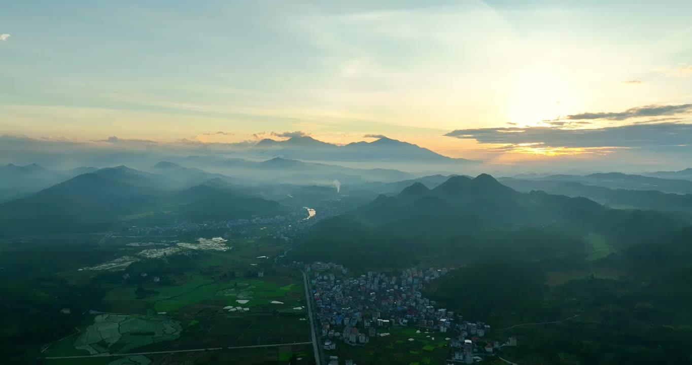 山 山脉 晨 日出 山峦 自然 地理 绿色 生态  环境 清晰视频素材