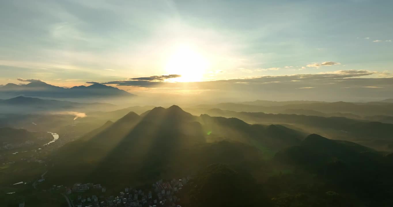 山 山脉 晨 日出 山峦 自然 地理 绿色 生态  环境 清晰视频素材