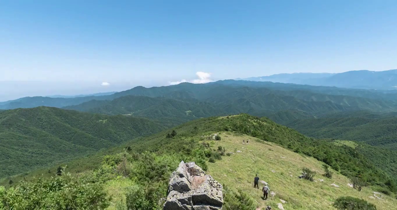 陕西宝鸡冻山大草甸远眺鳌太穿越视频素材