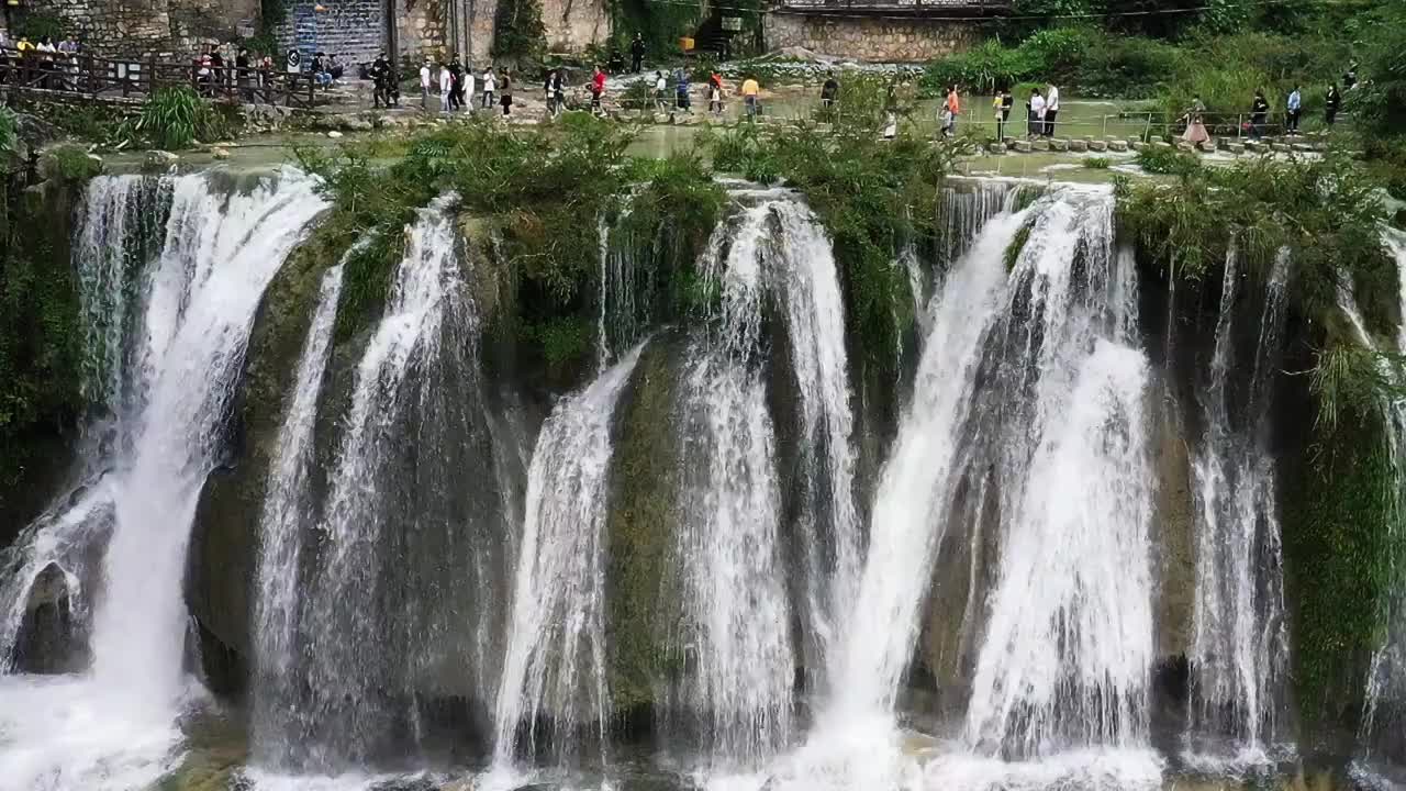 挂在瀑布上的古镇视频素材