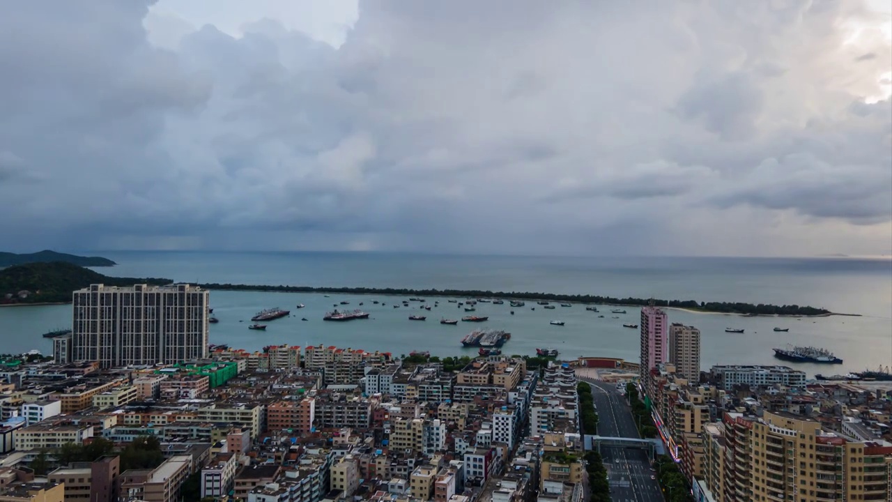 城市天空云层下雨延时视频素材