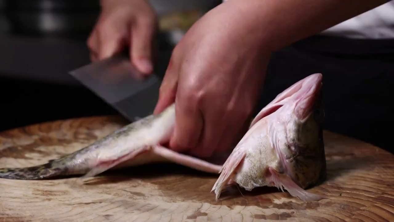 中餐厨师制作松鼠桂鱼视频素材