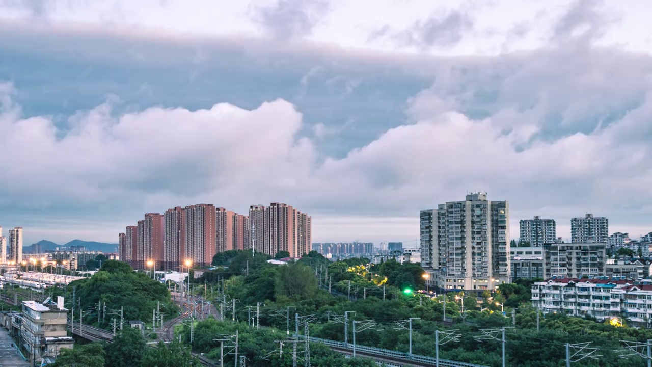 日出云海延时下的城市和高铁视频素材