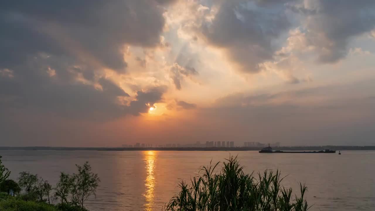 长江江面上的日落延时视频素材