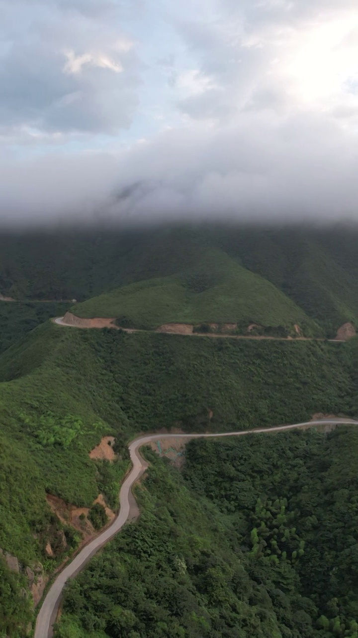 竖版航拍山区公路视频素材