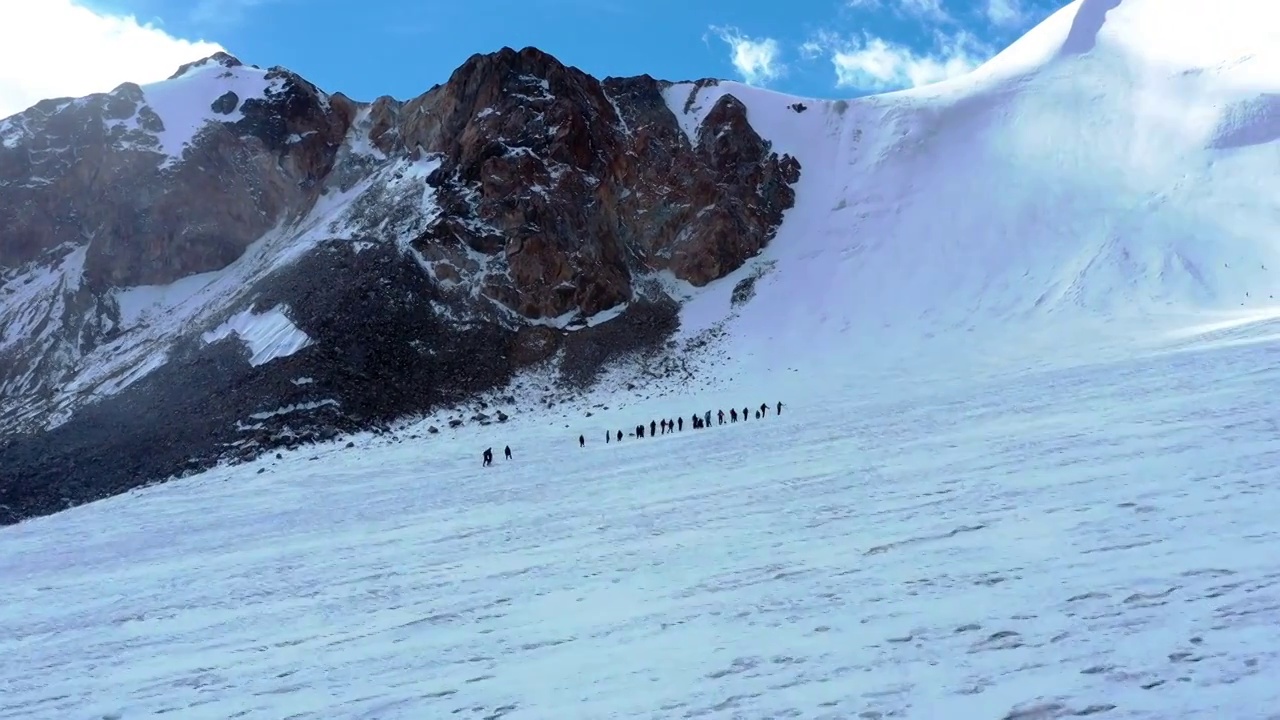 西藏拉萨市当雄县廓琼岗日雪山洛堆峰登山滑雪视频素材