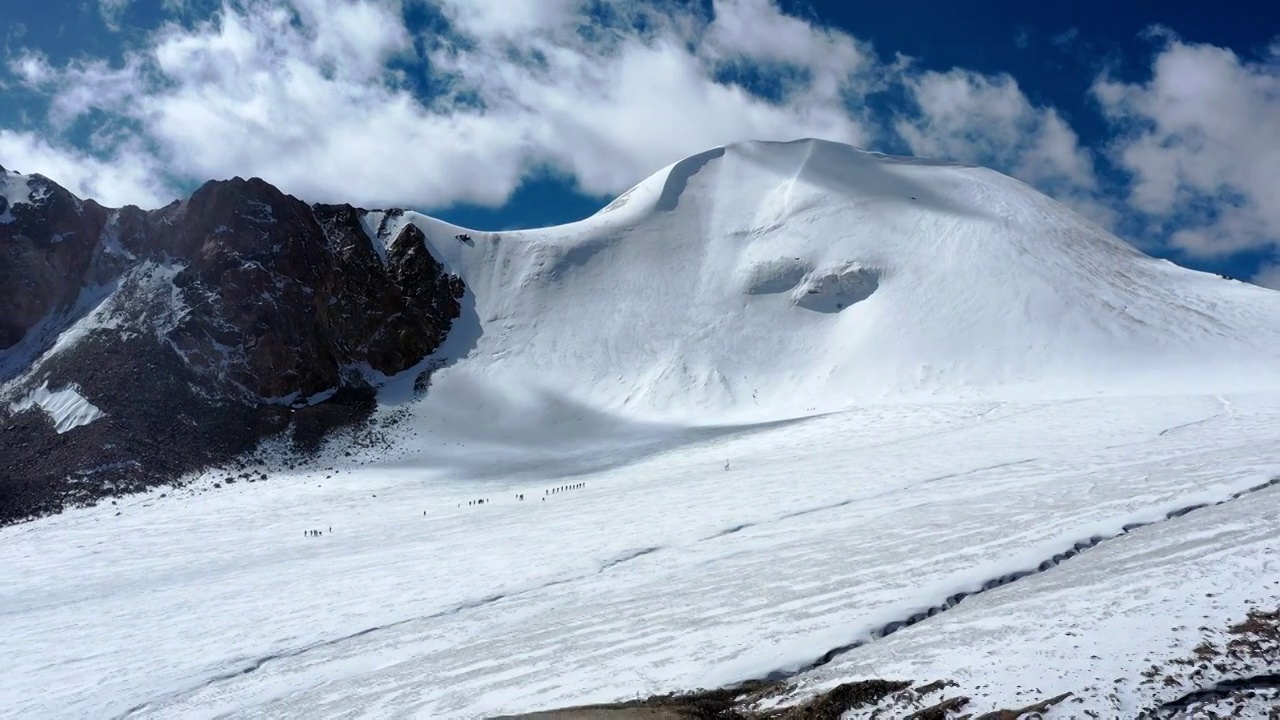 西藏拉萨市当雄县廓琼岗日雪山洛堆峰登山滑雪视频素材