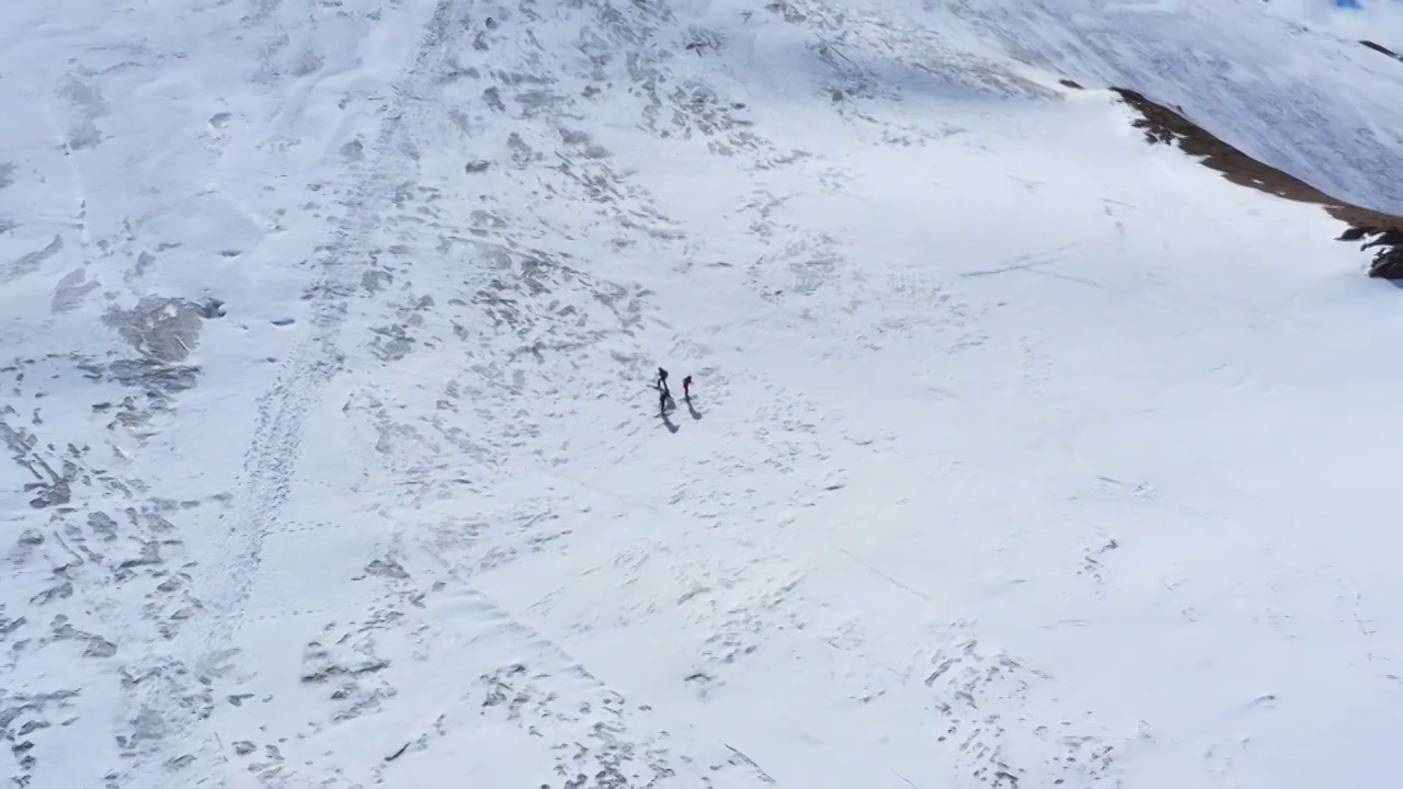 西藏拉萨市当雄县廓琼岗日雪山洛堆峰登山滑雪视频素材