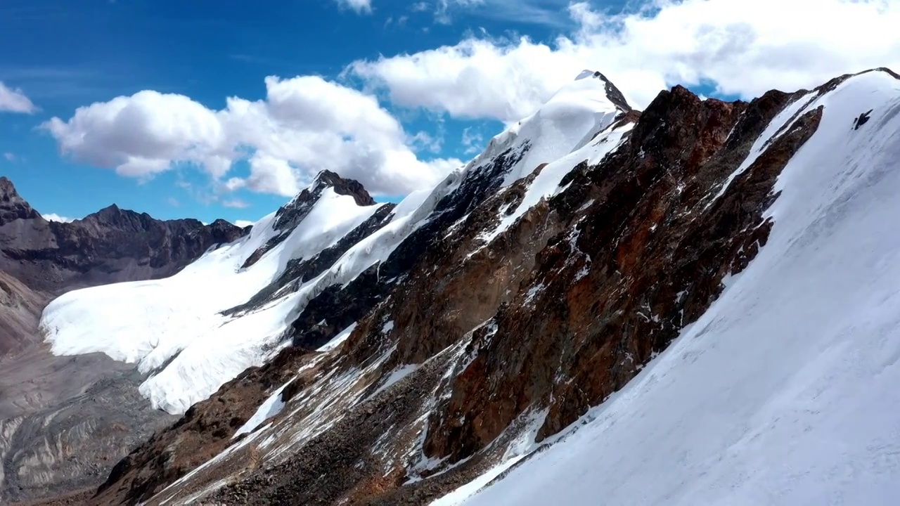 西藏拉萨市当雄县廓琼岗日雪山洛堆峰登山滑雪视频素材