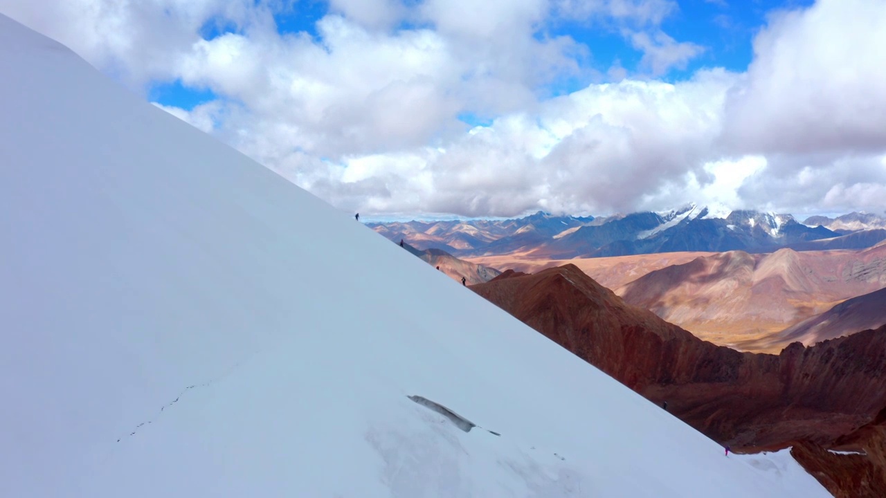 西藏拉萨市当雄县廓琼岗日雪山洛堆峰登山滑雪视频素材