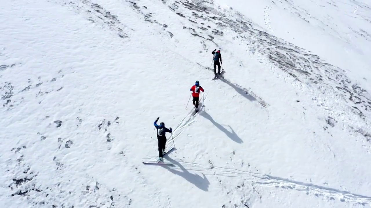 西藏拉萨市当雄县廓琼岗日雪山洛堆峰登山滑雪视频素材