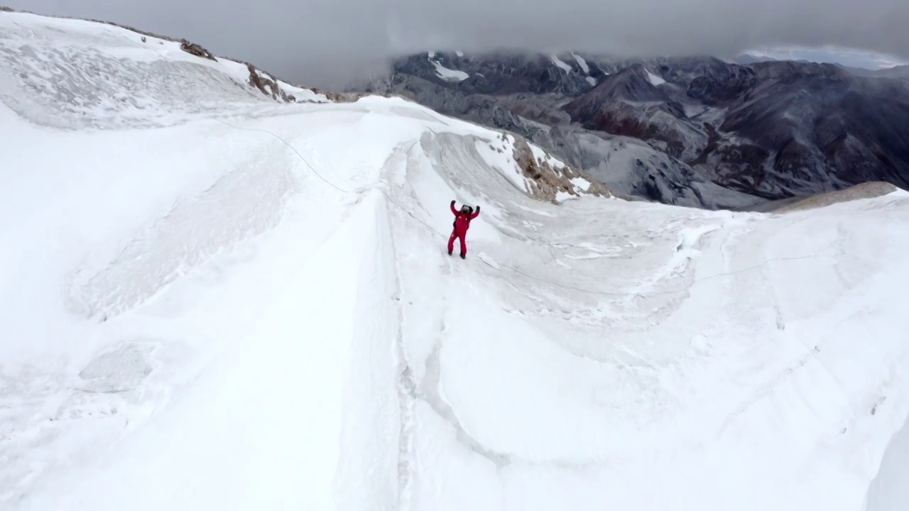 西藏拉萨市当雄县廓琼岗日雪山洛堆峰登山滑雪视频素材