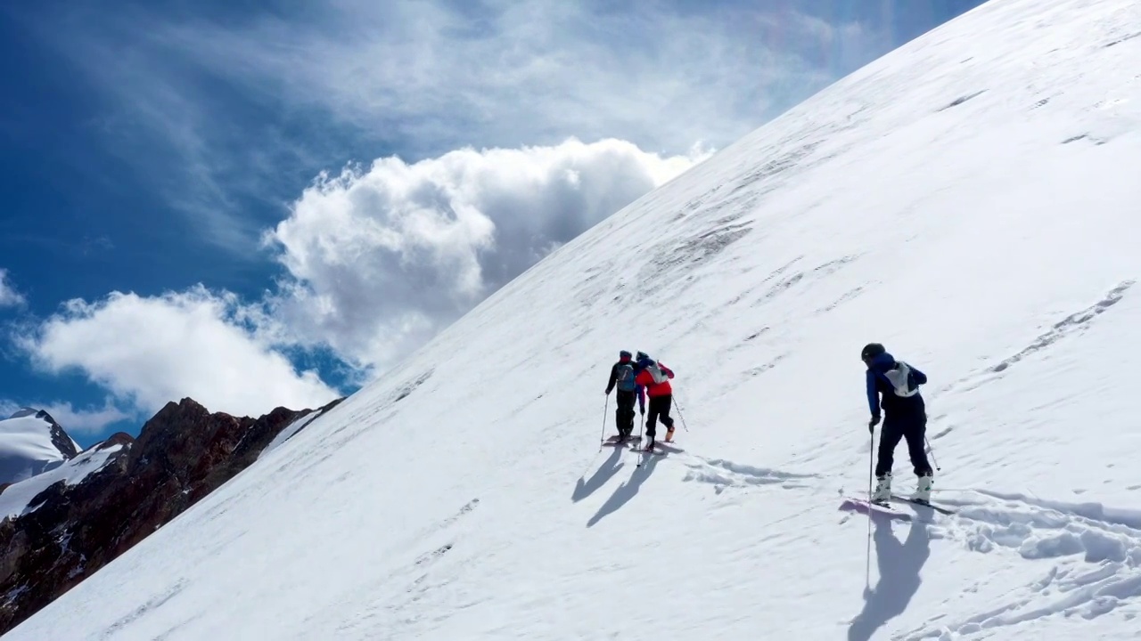 西藏拉萨市当雄县廓琼岗日雪山洛堆峰登山滑雪视频素材