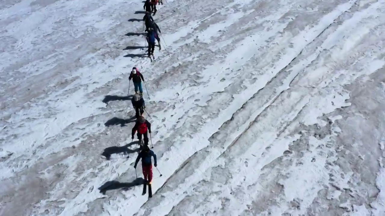 西藏拉萨市当雄县廓琼岗日雪山洛堆峰登山滑雪视频素材