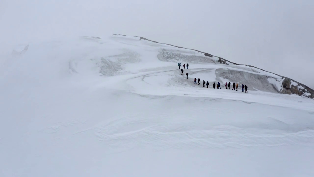 西藏拉萨市当雄县廓琼岗日雪山洛堆峰登山滑雪视频素材