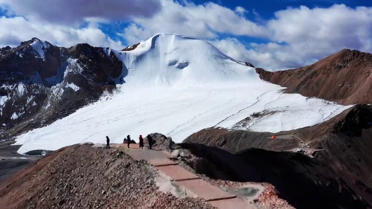 西藏拉萨市当雄县廓琼岗日雪山洛堆峰登山滑雪视频素材