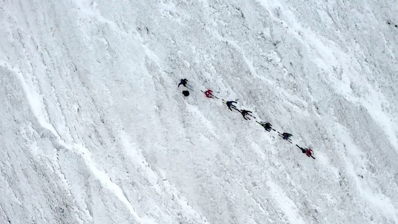 西藏拉萨市当雄县廓琼岗日雪山洛堆峰登山滑雪视频素材