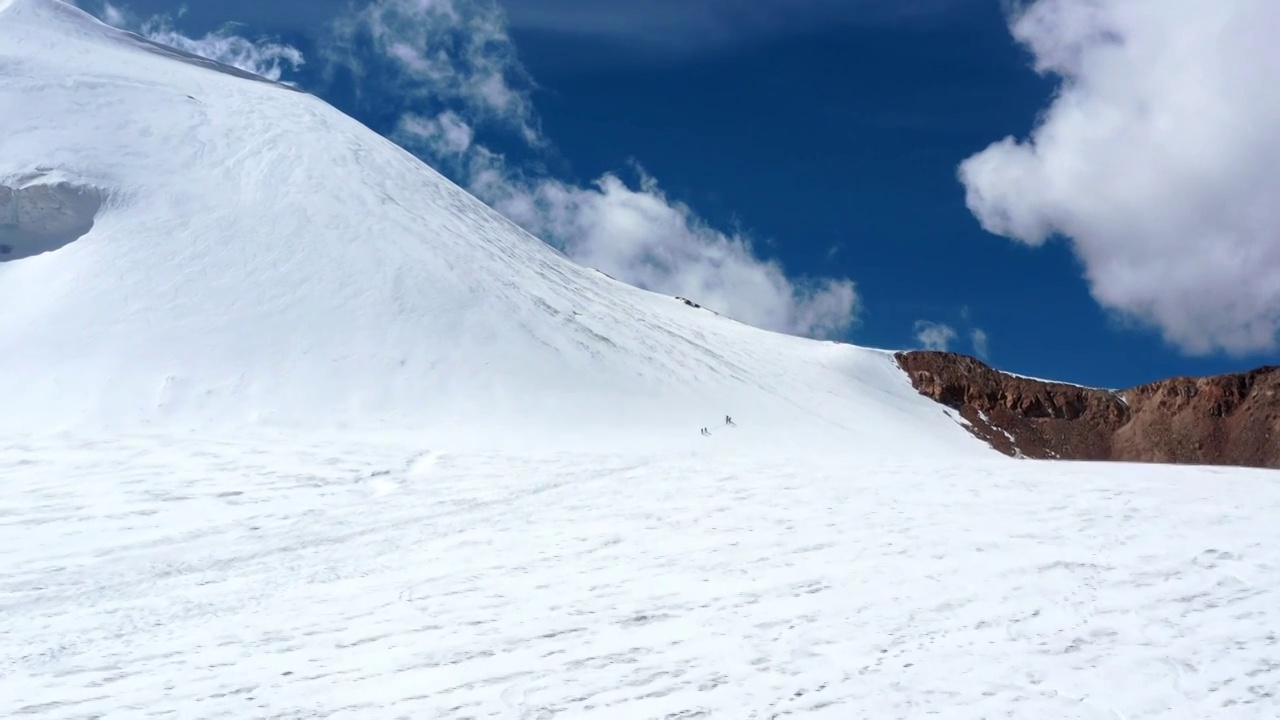 西藏拉萨市当雄县廓琼岗日雪山洛堆峰登山滑雪视频素材