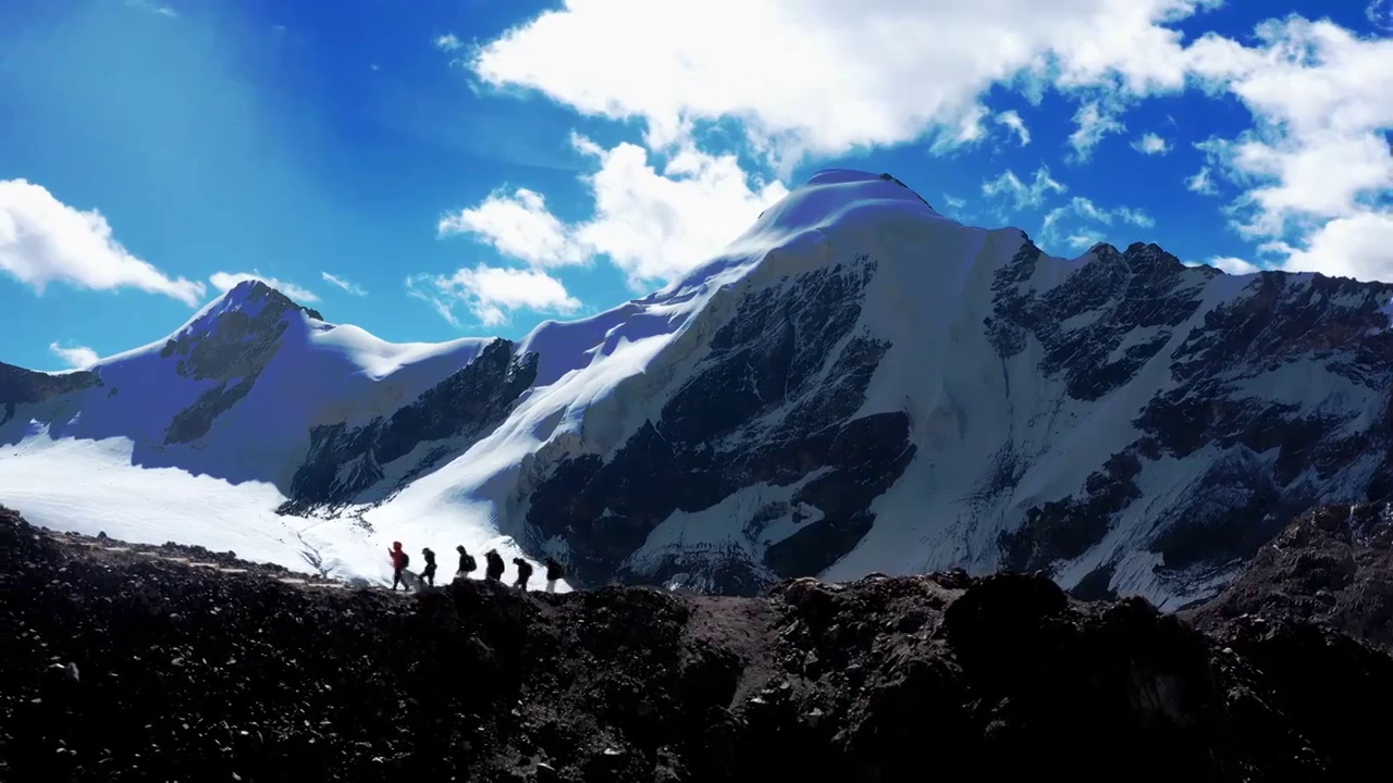 西藏拉萨市当雄县廓琼岗日雪山洛堆峰登山滑雪视频素材